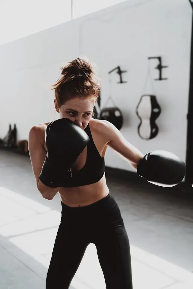 une fille qui fait du box ou kickboxing